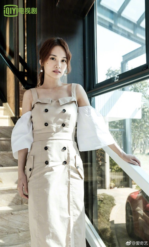 Thường xuyên phải ở ngoài trời để chụp hình và quay phim nên kem chống nắng hoặc kem nền tích hợp khả năng chống nắng cũng là thứ Dương Thừa Lâm không bao giờ cho phép mình quên!