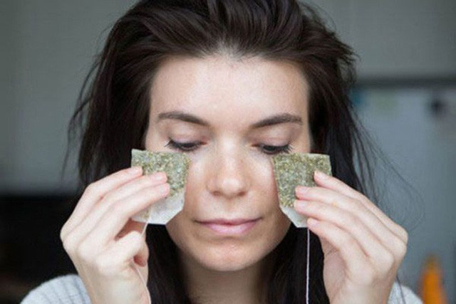  2. Dùng túi trà để làm xẹp bọng mắt Trà xanh có chất chống oxy hóa vậy nên, nó có thể giúp mắt bớt sưng. Cách làm: Sau khi sử dụng túi trà, đừng vứt nó đi mà hãy để vào ngăn mát tủ lạnh. Khi cần dùng, bạn hãy bóp nhẹ túi trà, áp nó lên vùng dưới mắt, bạn sẽ cảm thấy rất dễ chịu và bọng mắt sẽ xẹp đi trông thấy.