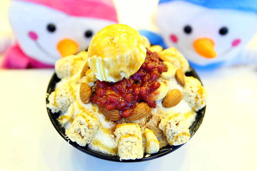 Bingsu là một món tráng miệng đẹp và rất phổ biến ở Hàn Quốc. Nhìn vào Bingsu, bạn sẽ vô cùng “mãn nhãn” với các loại trái cây, nào kem, sữa, kẹo, chocolate, trà xanh, bánh cookie, siro... Tất cả tạo nên một món ăn đầy sắc màu ngọt ngào, bắt mắt, khiến bạn khó mà cầm lòng. Bingsu thường được trình bày trong những thố to, phần bên trên đầy những loại topping kích thích vị giác. Đặc biệt, với những ai thích “sống ảo”, hay chụp hình món ăn thì những món Bingsu lên hình lung linh, rực rỡ chắc chắn sẽ khiến bạn hài lòng.