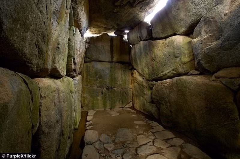 Cửa vào hầm mộ. Ảnh: Flickr.