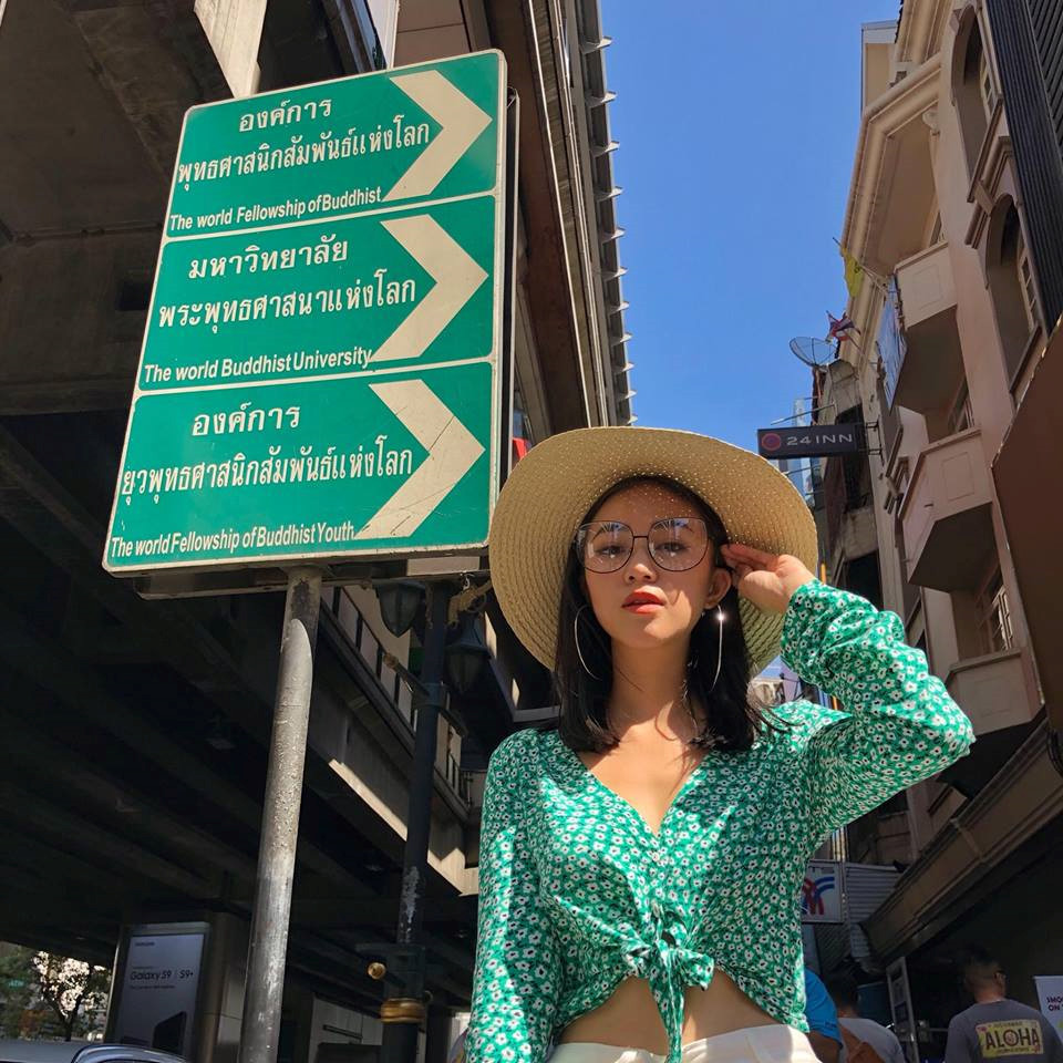 Son màu nổi: Trong những chuyến du lịch ngắn ngày, các cô gái thường không có nhiều thời gian để chăm chút kỹ về việc trang điểm. Tuy nhiên, một đôi môi rực rỡ sẽ làm bừng sáng gương mặt mà vẫn không quá cầu kỳ. Đó trở thành lý do, những tông màu son như đỏ tươi, đỏ đậm trở thành công thức trang điểm ưa thích của hot girl Việt. Gương mặt Salim thu hút hơn với đôi môi cam đất trong những ngày nghỉ tại Thái Lan.