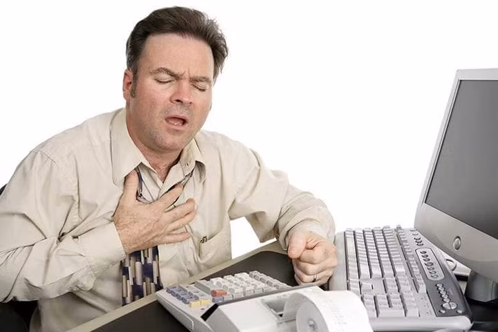 Hệ hô hấp: Hormone căng thẳng gây ra sự tàn phá trong hệ thống hô hấp của bạn. Trong suốt thời gian căng thẳng, phản ứng tự nhiên của cơ thể là hít thở cảm thấy khó khăn hơn. Đối với những người mắc bệnh bệnh phổi, stress sẽ dẫn đến các vấn đề về đường hô hấp như hen xuyễn, lên cơn hen và khiến bệnh hen trở nên nặng hơn. Khi không khí đi qua mũi và phổi bị co thắt làm bạn khó hít thở dễ dẫn đến cơn hoảng loạn.