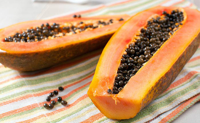 8. Đu đủ Với hợp chất papain có trong đu đủ giúp tăng cường hệ tiêu hóa, vitamin Avà carotene giúp đu đủ trở thành loại thực phẩm có đặc tính phòng ngừa ung thư. Với hàm lượng natri thấp, có chất chống oxy hóa, và mới đây người ta còn phát hiện ra đặc tính của đu đủ là có khả năng kiểm soát lượng đường trong máu, các chỉ số ure, cholesterol, cretinin và axit uric rất hữu hiệu.