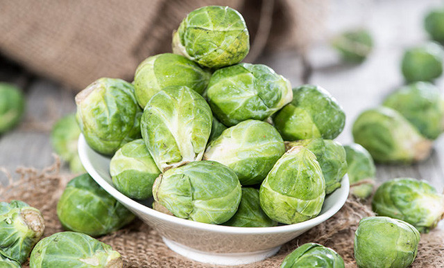 4. Cải brussel Đây là một trong những loại rau không đường và ít chất béo được các chuyên gia dinh dưỡng khuyến cáo sử dụng cho người ăn kiêng và tiểu đường. Cải brussel còn có đặc tính chống ung thư do hợp chất có trong nó. Chính vì lẽ đó, nên đưa cải brussel vào thực đơn của người tiểu đường.