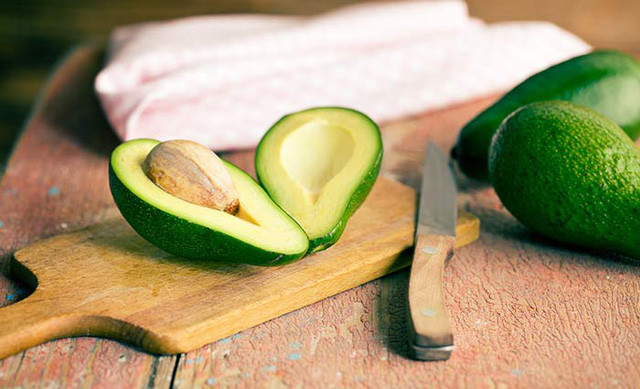  7. Quả bơ Một trong những loại thực phẩm bổ dưỡng nhất được biết đến chính là bơ, nó được mệnh danh là một "thực phẩm hoàn chỉnh" của các nhà dinh dưỡng. Quả bơ ít đường, chứa chất béo đơn không bão hòa- là loại chất béo rất tốt cho cơ thể, nó chứa gần 20 loại vitamin và chất khoáng như vitamin E, A, K, B6 , C chất khoáng như kali, đồng, folate, hay protein. Bơ được biết đến có nhiều lợi ích cho sức khỏe nên đừng bỏ qua nguồn thực phẩm tốt này nhất là với người bệnh.