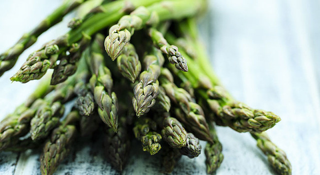  2. Măng tây Măng tây là một thực phẩm không đường rất tốt không chỉ cho người bình thường mà nó còn có nhiều tác dụng phòng và chữa nhiều loại bệnh. Măng tây có nhiều vitamin A, C, E, K, B6 và các khoáng chất như sắt, đồng, folate, rất giàu protein, không chứa chất béo, hầu như không có đường. Các chuyên gia y tế khuyến cáo sử dụng măng tây như một thực phẩm giúp lợi tiểu, bổ thận, giúp kiểm soát đường huyết và đẩy nhanh quá trình trao đổi chất của cơ thể.