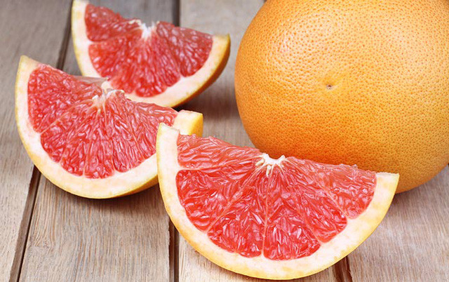  6. Bưởi chùm Bưởi được cho là một trong những loại quả thuộc họ cam quýt, rất giàu vitamin C. Hàng ngày bổ sung thực phẩm có vitamin C cho bệnh nhân tiểu đường là một lựa chọn không tồi bởi vitamin C ngoài tăng cường hệ miễn dịch, còn giúp phòng chống các bệnh như ho, cảm cúm. Nó còn được coi là “thần dược” trong giảm cân bởi nó chứa 0% chất béo. 