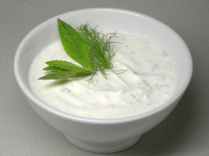 Sữa chua là một loại thực phẩm có chứa probiotic, vi khuẩn tốt giúp cân bằng các vi khuẩn xấu gây ra UTI. Nó cũng cải thiện các triệu chứng của nhiễm trùng đường tiểu. Vì vậy, bắt đầu ăn sữa chua, đặc biệt là loại không đường, để ngăn ngừa nhiễm trùng đường tiểu.