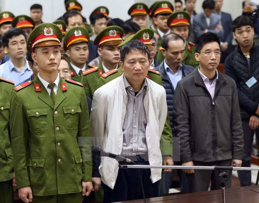 Bị cáo Trịnh Xuân Thanh và đồng phạm nghe tòa tuyên án. (Ảnh: Doãn Tấn/TTXVN).