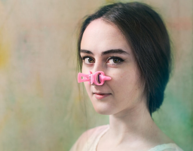 Chiếc kẹp này được thiết kế để thay đổi hình dạng mũi, dùng cho những người muốn thu hẹp cánh mũi và khiến mũi trở nên cao hơn.