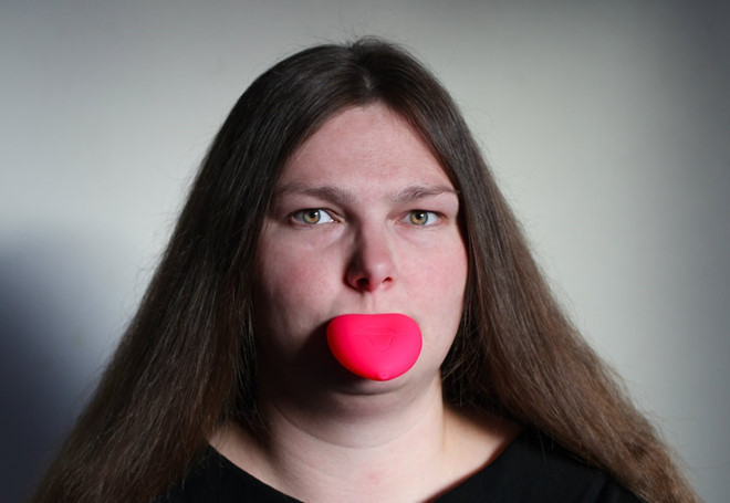 Thứ nhìn như chiếc lưỡi hồng này thực chất là dụng cụ khiến môi trở nên đầy đặn hơn.