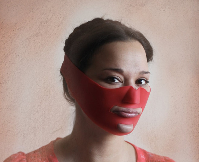 Chiếc mặt nạ màu đỏ này là dụng cụ làm đẹp khiến nhiều người liên tưởng tới một bộ phim kinh dị. Thực chất, đây là một dụng cụ được cho là có thể giúp nâng cơ mặt, tránh chảy xệ và làm gương mặt thon gọn hơn.