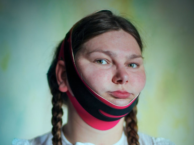 Mặt nạ đàn hồi này được cho là có khả năng xóa bỏ bọng mỡ dưới cằm. 