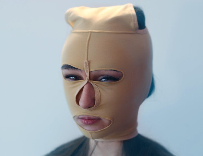 Đây là một loại mặt nạ chống nếp nhăn khác, được áp dụng cho toàn bộ gương mặt. Tuy nhiên, sản phẩm này có vẻ không thoải mái hay thuận tiện chút nào.