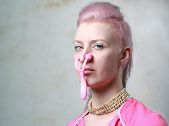 Chiếc kẹp lạ lùng này giúp thay đổi hình dạng mũi, nhưng có vẻ không thoải mái chút nào. 