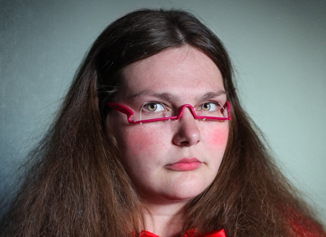 Đây không phải là một cặp kính quái dị, mà là dụng cụ giúp tạo mắt một mí.