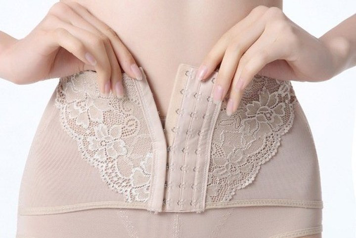 Nịt bụng: Nịt bụng là một cách rất cũ nhưng hiệu quả để giảm mỡ bụng sau khi mang thai. Nó cũng có thể giúp làm săn chắc các cơ bụng. Nịt bụng có thể giúp bạn thoát khỏi đau lưng hoặc các vấn đề về tư thế thường gặp phải sau khi sinh.