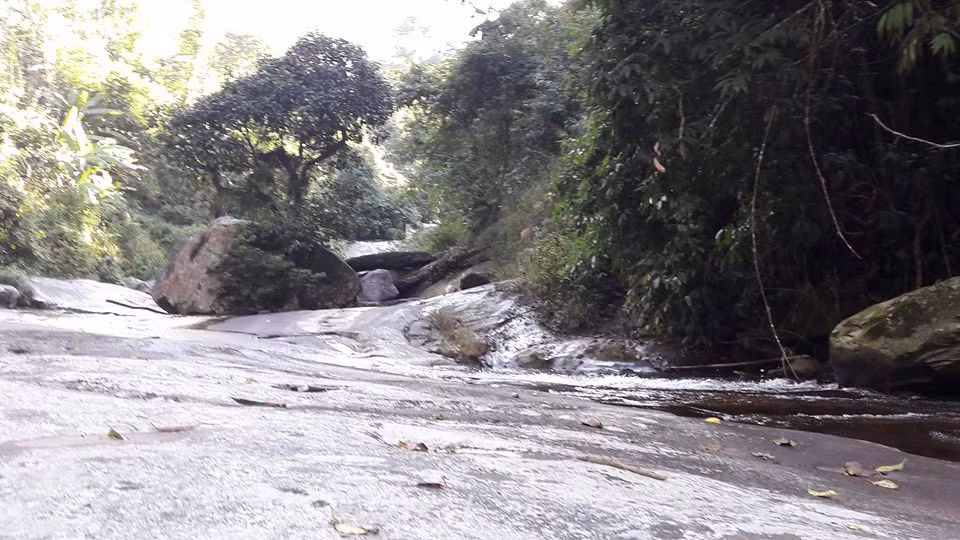 Dòng suối chảy từ đỉnh Pờ Ma Lung.