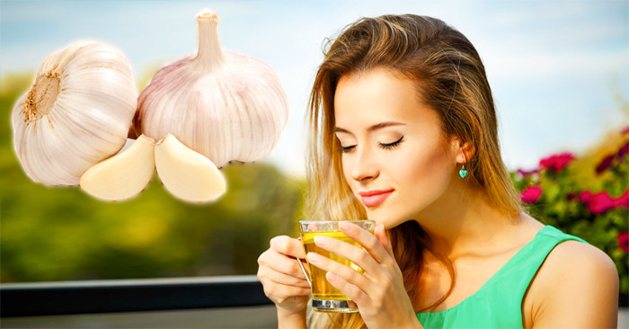  6. Cải thiện hệ xương Tỏi có chứa nhiều chất dinh dưỡng hữu ích cho hệ xương như kẽm, mangan, vitamin B6, vitamin C. Lượng mangan cao, cùng với các enzyme và chất chống oxy hóa rất cần thiết cho sự hình thành xương, các mô liên kết, chuyển hóa xương và sự hấp thụ canxi. Ngoài ra, tỏi còn làm chậm quá trình loãng xương ở phụ nữ bằng cách làm tăng lượng nội tiết tố estrogen. Theo kết quả nghiên cứu đăng trên tạp chí Phytotherapy Research, dầu tỏi có chứa nhiều chất dinh dưỡng giúp phát triển hệ xương khỏe mạnh. 