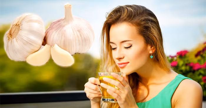  6. Cải thiện hệ xương Tỏi có chứa nhiều chất dinh dưỡng hữu ích cho hệ xương như kẽm, mangan, vitamin B6, vitamin C. Lượng mangan cao, cùng với các enzyme và chất chống oxy hóa rất cần thiết cho sự hình thành xương, các mô liên kết, chuyển hóa xương và sự hấp thụ canxi. Ngoài ra, tỏi còn làm chậm quá trình loãng xương ở phụ nữ bằng cách làm tăng lượng nội tiết tố estrogen. Theo kết quả nghiên cứu đăng trên tạp chí Phytotherapy Research, dầu tỏi có chứa nhiều chất dinh dưỡng giúp phát triển hệ xương khỏe mạnh. 