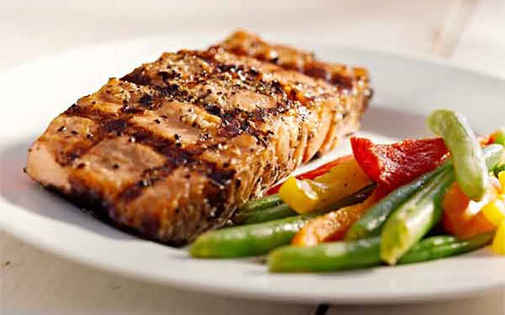 Axit béo Omega-3: Theo Trường Y tế Công cộng Harvard, Axit béo Omega-3 là những chất dinh dưỡng thiết yếu giúp điều hòa cục máu đông. Axít béo Omega-3 cũng có thể giúp chống trầm cảm, lo lắng, cải thiện sức khỏe của mắt, thúc đẩy sức khỏe não bộ trong thai kỳ, giảm nguy cơ mắc bệnh tim và đột quỵ. Thực phẩm giàu axit béo omega-3 bao gồm cá hồi, bắp cải mini, cải xoăn, rau chân vịt, dầu hạt cải, dầu ngô, hạt lanh và hạt hướng dương.