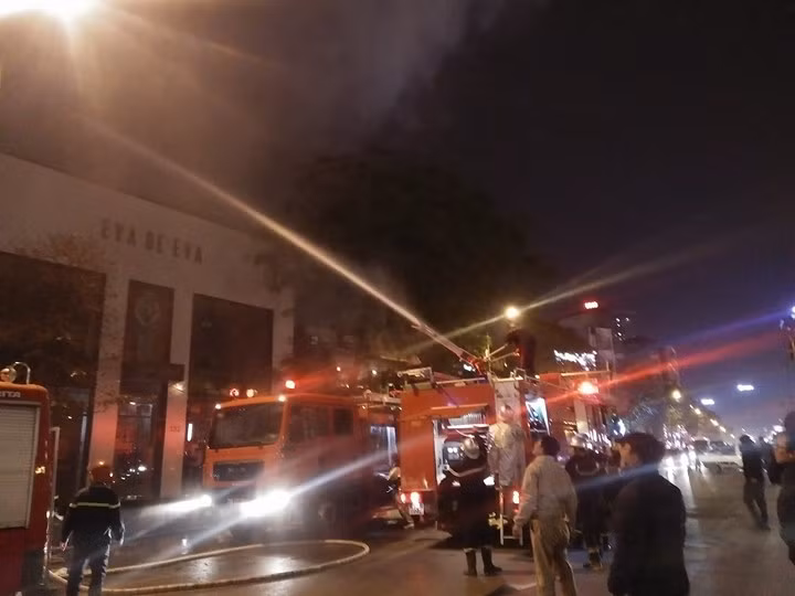 Lực lượng PCCC đang tích cực dập lửa.