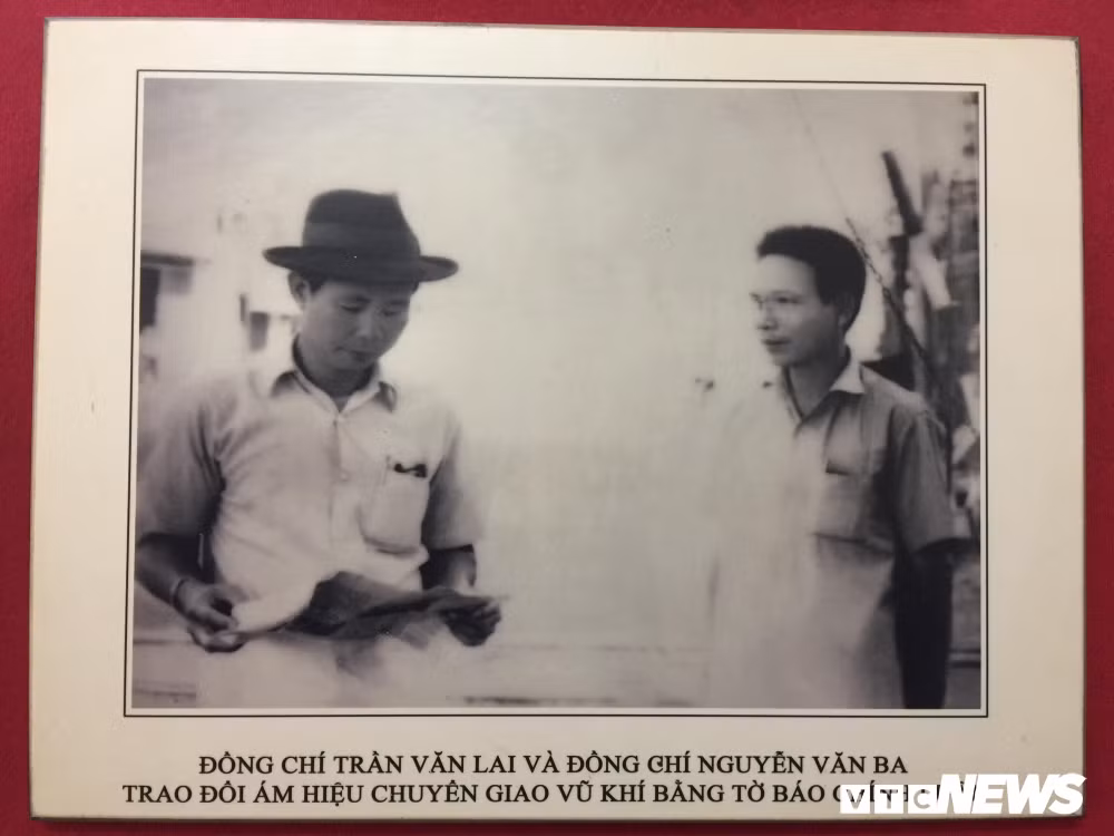 Sau đó, số vũ khí vừa được vận chuyển về nhà lại được các chiến sĩ khéo léo cất giấu trong bộ ván rồi dùng xe bò chở đến điểm hẹn, nguỵ trang như một cuộc mua bán. Bộ ván có chứa vũ khí bên trong tiếp tục được đưa lên ô tô do Ba Bảo (Nguyễn Văn Bảo) lái chở đến điểm tập kết cất giấu trong hầm bí mật nhà ông Năm Lai.