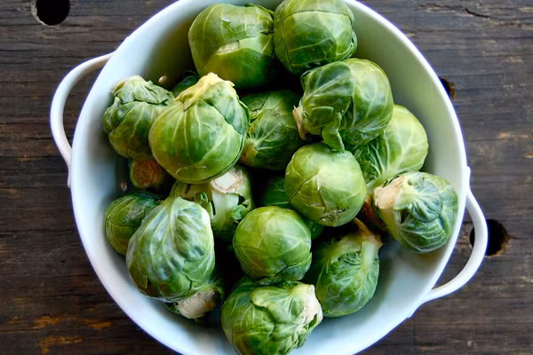 100 g cải brussels cung cấp 85 mg vitamin C cùng rất nhiều vitamin K, sắt, folate, kali và phốt pho.