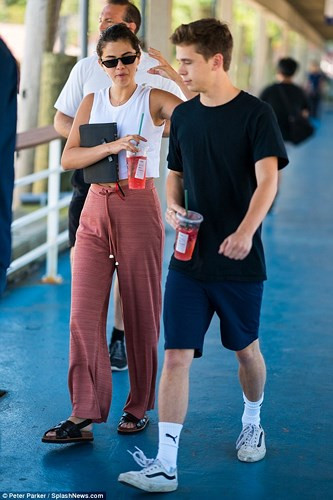 Khi thông tin Justin Bieber đính hôn với siêu mẫu Hailey Baldwin chỉ sau một tháng tái hợp chiếm trọn mặt báo Hollywood những ngày gần đây thì Selena Gomez cũng đang tận hưởng kì nghỉ bên chàng trai lạ.