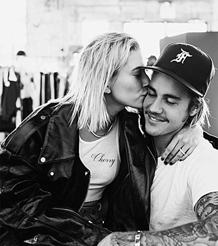 Trong khi đó, Justin Bieber đã chính thức xác nhận đính hôn và còn mong muốn có con với chân dài 9x trên Instagram cá nhân: "Hailey, anh yêu tất cả mọi thứ thuộc về em. Anh muốn dành cả cuộc đời để hiểu, yêu thương em... Trái tim anh hoàn toàn thuộc về em".