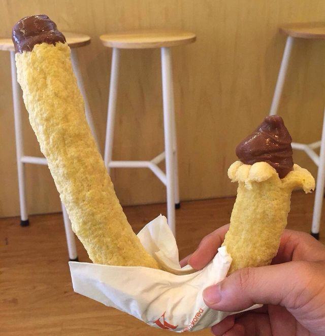 Vỏ bỏng giòn, kem phun bên trong mát lạnh cùng hình dáng độc đáo khiến kem chữ Jđược nhiều bạn trẻ ưa thích. Kem có nhiều hương vị như vani, socola và dâu.