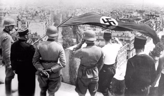 Những bản đồ có từ thời Thế chiến II tiết lộ về một cuộc thám hiểm của Đức quốc xã đến trung tâm trái đất tại khu vực Nam Cực. Theo một số tài liệu, chiếc tàu ngầm U-boat của Đức đã thực hiện chuyến đi này và có kế hoạch xây dựng căn cứ trong lòng trái đất. Từ đó, một số ý kiến cho rằng hiện một số thành viên của Đức quốc xã vẫn sống trong thế giới dưới lòng đất. Ảnh: Listverse.