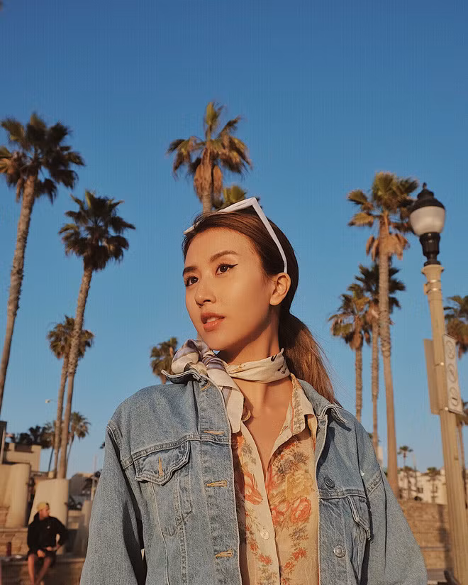 Kẻ Eye-liner: Những cây bút kẻ mắt luôn là món đồ trang điểm không thể thiếu trong túi đựng mỹ phẩm của các hot girl Việt. Món đồ này giúp đôi mắt trông cuốn hút hơn trên từng khung hình. Quỳnh Anh Shyn luôn ưa chuộng những đường kẻ mắt mèo sắc sảo. Dù kết hợp cùng trang phục nào, thì đây vẫn là công thức trang điểm ruột của Quỳnh Anh Shyn trong chuyến du lịch Mỹ vừa qua.