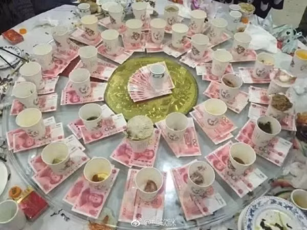 Bữa tiệc lì xì này khá “nhẹ nhàng” khi rượu trong mỗi chiếc cốc chỉ khá ít.