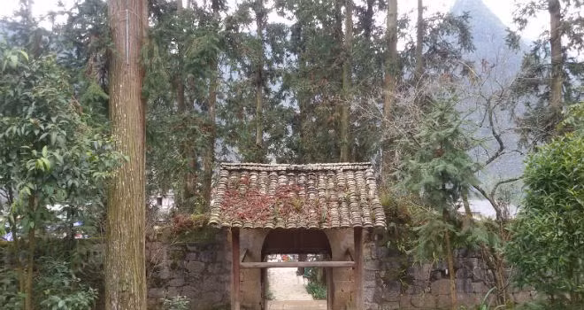 Bao quanh phía trước dinh thự là một dãy núi hình vòng cung. Ảnh: Vân Ảnh.