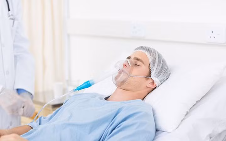 Sốc phản vệ: Ăn mật ong sống với liều lượng lớn có thể gây ra các phản ứng dị ứng nghiêm trọng như sốc phản vệ. Tình trạng này được đặc trưng bởi dị ứng toàn thân cùng cùng với chóng mặt, ngất xỉu, khó thở, hạ huyết áp, suy tim,... Đây là một tác dụng phụ nghiêm trọng của mật ong và đôi khi nó có thể dẫn đến tử vong.