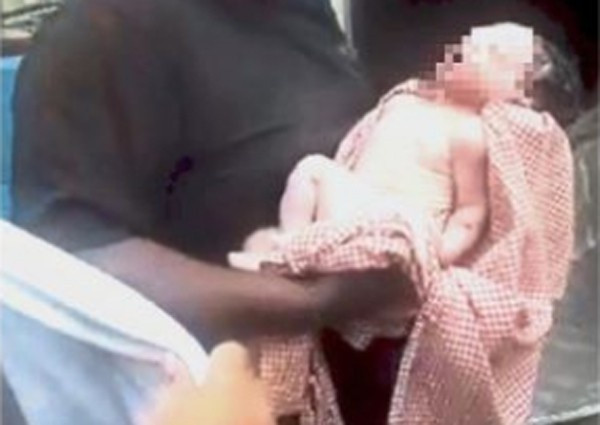 Bé sơ sinh sống sót thần kỳ sau khi bị ném từ tầng 2 xuống đất.