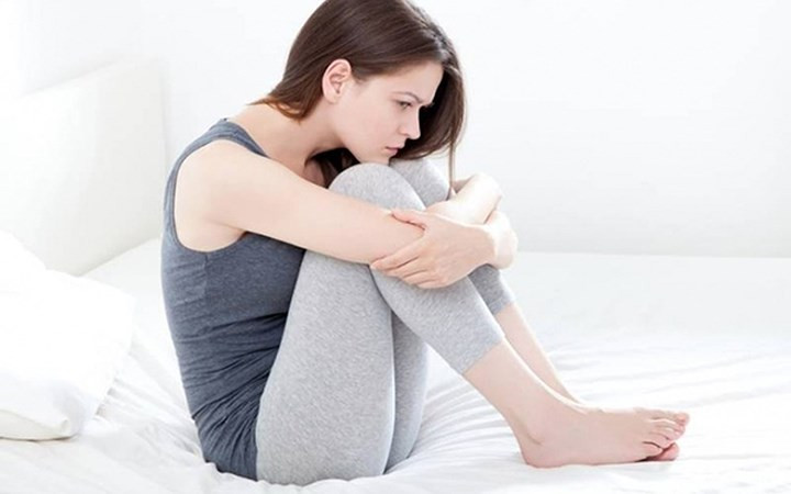 Mất cân bằng nội tiết tố: Nội tiết tố có thể thay đổi sau khi phá thai. Một người phụ nữ có thể cảm thấy chán nản, buồn nôn, đau đầu, khó chịu hoặc bất kỳ triệu chứng nào khác liên quan đến thai kỳ. Bởi vì khi đó, cơ thể vẫn đang cố gắng điều chỉnh khi kết thúc thai kỳ đột ngột.