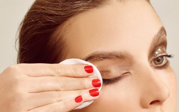 “Phấn mắt màu tối, mascara chunky, và bút kẻ mắt có thể kích thích vùng mắt và dẫn đến mẩn đỏ và mọc lông mi nhanh bất thường” bác sĩ da liễu Ellen Marmur tại thành phố New York đã chia sẻ với tạp chí Teen Vogue.