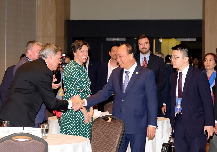 Phát biểu trước đông đảo nhà đầu tư hai nước dự Tọa đàm Doanh nghiệp Việt Nam-Canada vào chiều 8/6 (giờ địa phương), Thủ tướng Nguyễn Xuân Phúc khẳng định, Chính phủ và nhân dân Việt Nam luôn mở rộng cửa chào đón các bạn và tạo điều kiện cho các nhà đầu tư Canada thành công. Trong ảnh: Thủ tướng với các doanh nghiệp Canada tại Tọa đàm. (Ảnh: Chinhphu.vn)