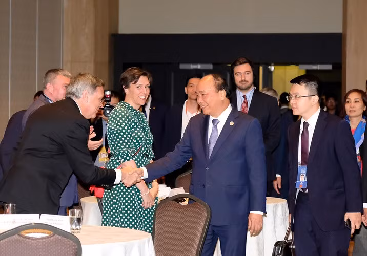 Phát biểu trước đông đảo nhà đầu tư hai nước dự Tọa đàm Doanh nghiệp Việt Nam-Canada vào chiều 8/6 (giờ địa phương), Thủ tướng Nguyễn Xuân Phúc khẳng định, Chính phủ và nhân dân Việt Nam luôn mở rộng cửa chào đón các bạn và tạo điều kiện cho các nhà đầu tư Canada thành công. Trong ảnh: Thủ tướng với các doanh nghiệp Canada tại Tọa đàm. (Ảnh: Chinhphu.vn)