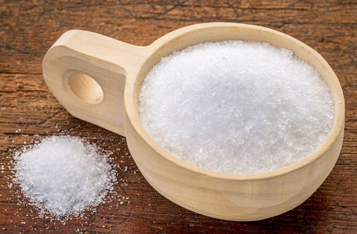 Muối Epsom: Muối Epsom là một phương thuốc khác có thể giúp bạn giảm ngứa và ngăn ngừa sự hình thành vảy từ da đầu. Cách sử dụng: Trộn một chút muối Epsom với nước, dội đều khắp vùng da đầu. Để yên trong khoảng 5 phút trước khi rửa kỹ bằng nước.