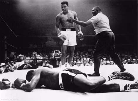 Muhammad Ali (khi đó vẫn mang tên Clay) trong trận kịch chiến với Sonny Liston năm 1965.