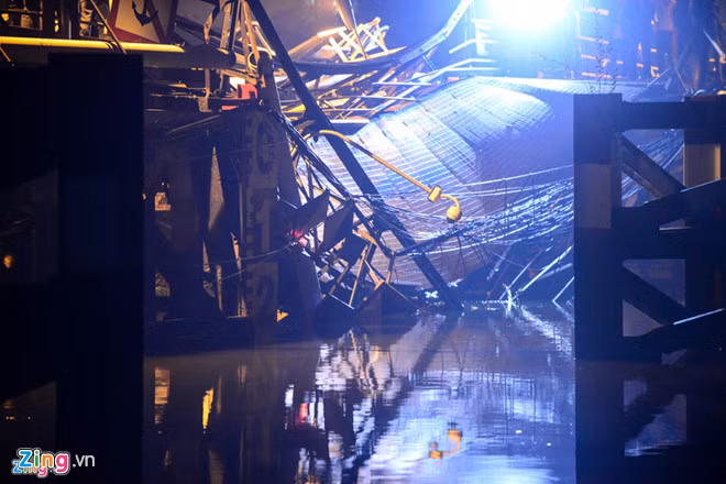 Một nhịp cầu bị sập hoàn toàn. Ảnh: Thanh Tùng.