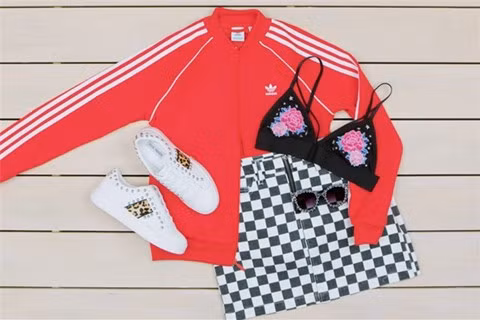  6. Phối với áo khoác thể thao Áo khoác thể thao luôn đem lại phong cách thời trang hiện đại và năng động và khi mix cùng bralette thì vẻ quyến rũ, cá tính được tôn lên rất nhiều. Thêm chút phụ kiện như chân váy, kính mắt và giày sneaker tạo điểm nhấn cho cả set đồ. 