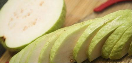  Cách cắt ổi nhanh và đẹp mắt Trước tiên, rửa sạch ổi, sau đó dùng dao cắt đôi trái ổi. Úp nửa trái ổi xuống thớt, rồi cắt theo chiều ngang là bạn đã có những lát ổi đẹp mắt rồi. 