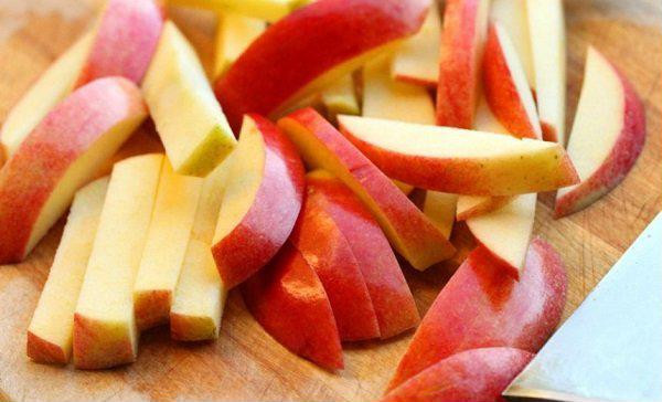  Cách gọt táo nhanh và đẹp mắt Khi cắt một quả táo, thay vì cắt thành 4 miếng có nguyên cả lõi và hạt táo rất khó cắt. Hãy đặt mặt trái táo xuống bàn, dùng dao cắt làm bốn nhát xung quanh núm táo, như vậy bạn đã cắt được trái táo một cách nhẹ nhàng với 8 lát táo đều đặn và được loại bỏ luôn cả một cái lõi táo nguyên vẹn. 