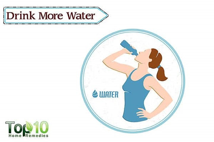  9. Uống nhiều nước hơn: Một cách hay để loại bỏ mắt đỏ là do khóc hoặc uống quá nhiều rượu là uống nước. Khóc và uống quá nhiều có thể gây mất nước và nước uống sẽ giúp giữ nước cho cơ thể. Khi cơ thể đủ nước các mạch máu cung cấp màng che phía trước mắt sẽ hoạt động tốt. Nước cũng giúp loại bỏ độc tố ra khỏi cơ thể. 