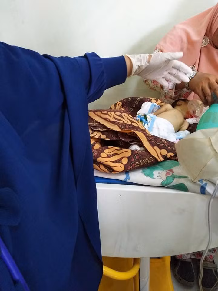 Mũi và miệng của em bé đáng thương đều bị chảy máu. (Ảnh: Lia's Facebook).