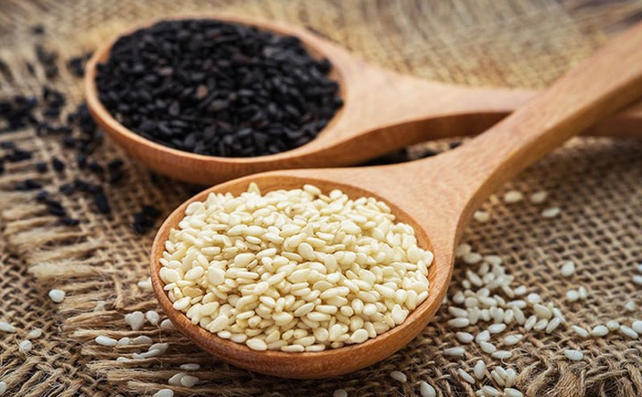 Hạt mè giúp điều trị gãy xương vì chúng chứa một số chất dinh dưỡng như canxi, magiê,... giúp tăng cường xương và giúp chữa lành vết nứt nhanh hơn.